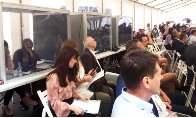 Робота у кабінах під час пленарного засідання.